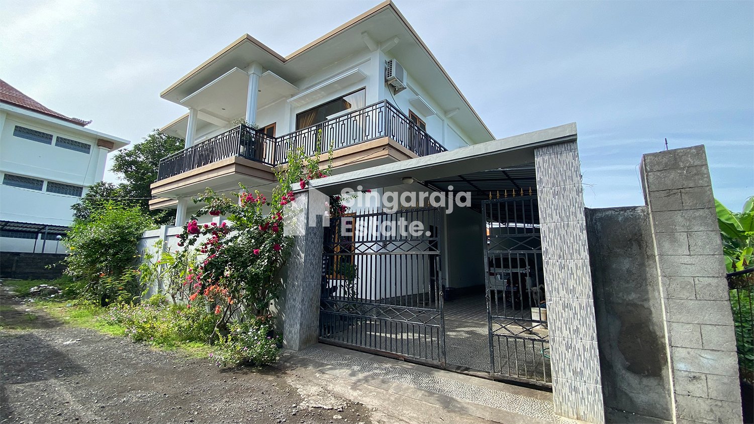 Rumah 2 Lantai Dekat Pantai di Singaraja Kota